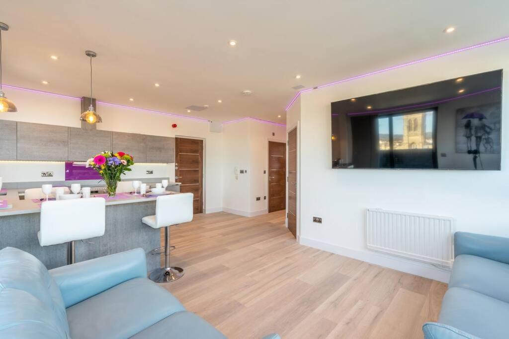 Central Penthouse With Hot Tub & Views 22 Cheltenham Bagian luar foto