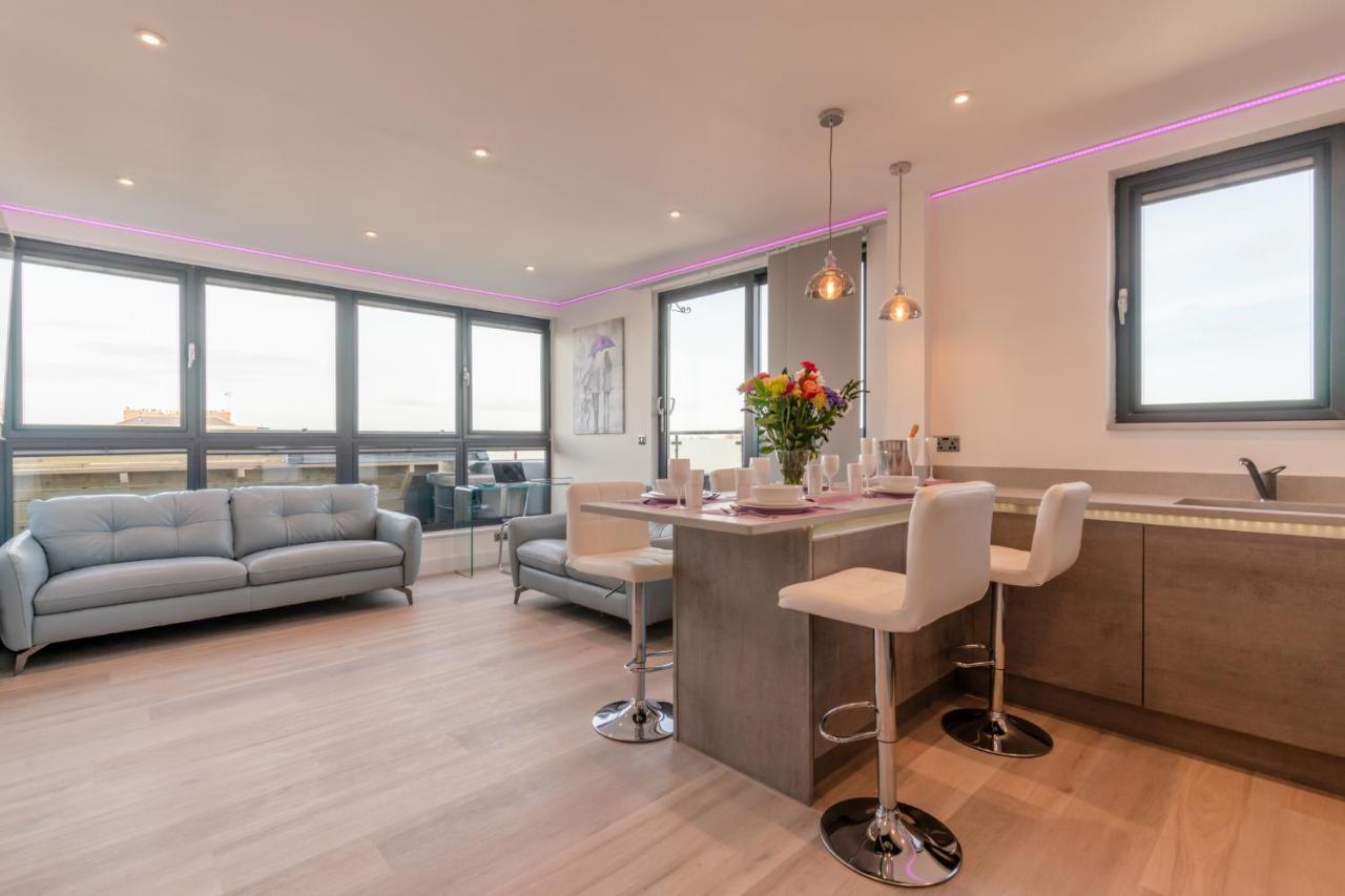 Central Penthouse With Hot Tub & Views 22 Cheltenham Bagian luar foto