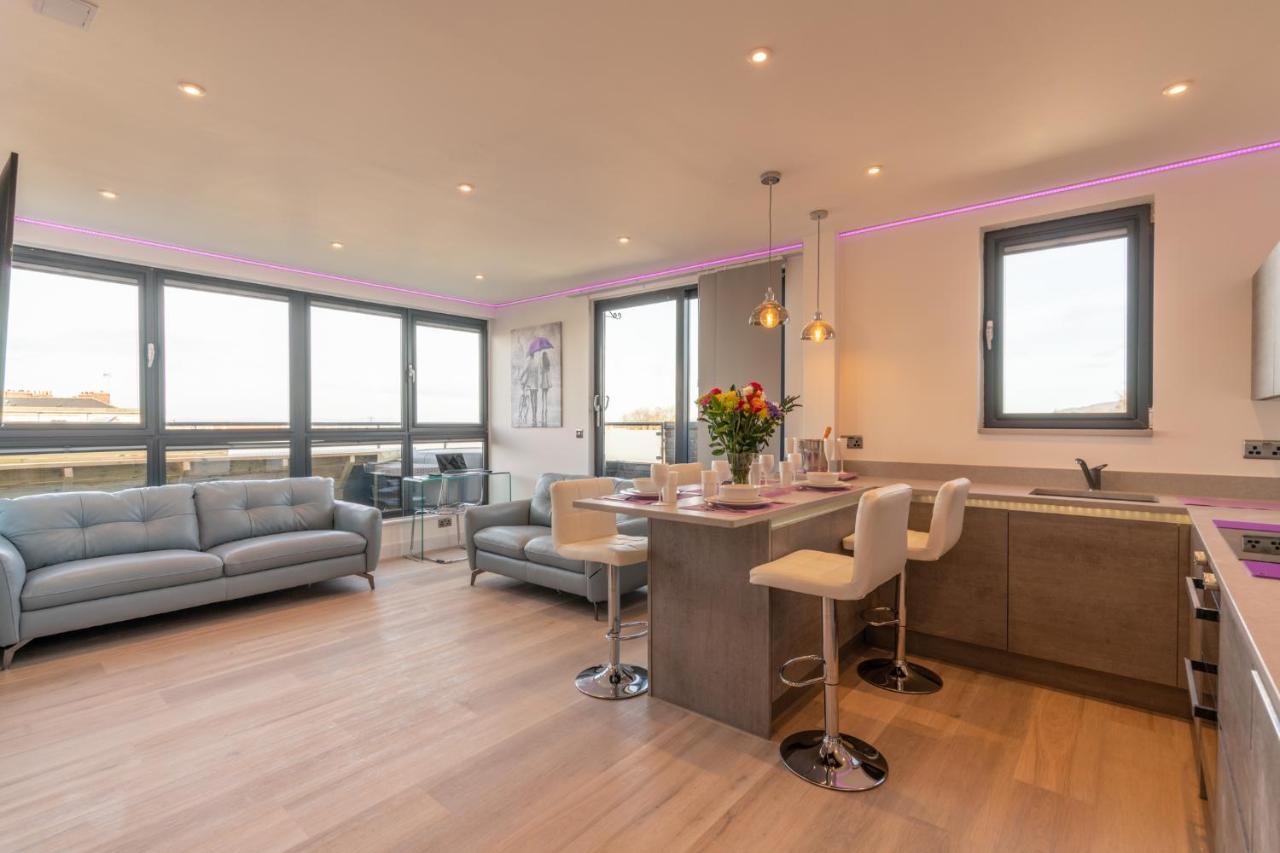 Central Penthouse With Hot Tub & Views 22 Cheltenham Bagian luar foto