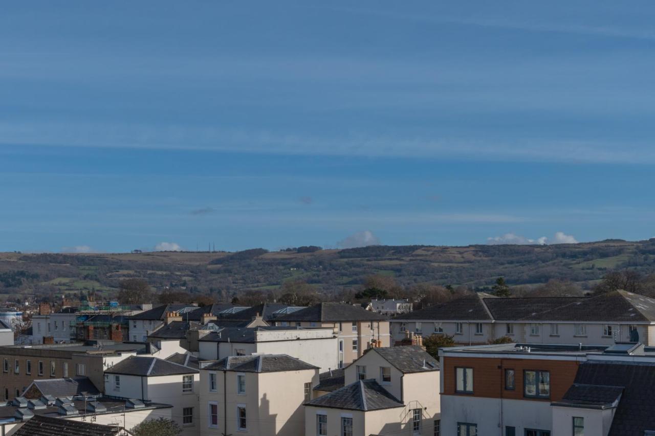 Central Penthouse With Hot Tub & Views 22 Cheltenham Bagian luar foto